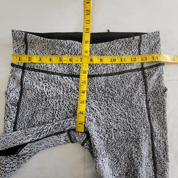 Lululemon Outrun Athletic Crops Power Luxtreme in Spray Jacquard White/Black, 8 - Picture 9 of 10